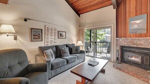 Una sala de estar acogedora con sofá, una mesa de centro y chimenea.