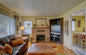 Smart-TV, Kamin, DVD-Player, Bücher