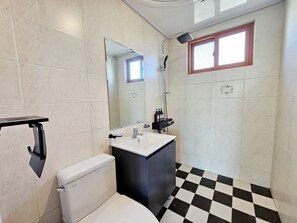 Camera (33m²) | Bagno | Doccia, asciugacapelli, asciugamani, sapone