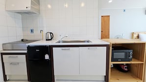 Rom (33m²) | Eget kjøkken | Kjøleskap, mikrobølgeovn, vannkoker og riskoker