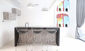 Modern Room | Ruokailu omassa huoneessa