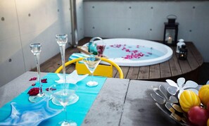 Modern Room | Private spa tub