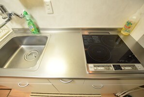 獨棟房屋 (Private Vacation) | 私人小型廚房 | 電冰箱、微波爐、 爐台、電熱水壺