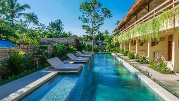 Hồ bơi ngoài trời, mở cửa từ 8:00 đến 20:00, ghế dài tắm nắng
