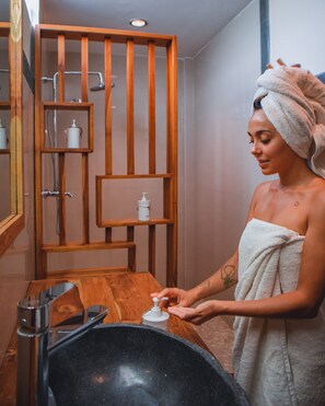 Deluxe Room | Bathroom | Shower, rainfall showerhead, hair dryer, towels