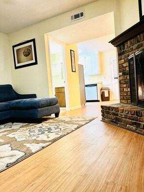 Smart TV, chimenea, libros