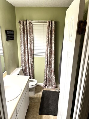 Secador de pelo, toallas, jabón, shampoo