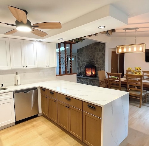 Cozy Pocono House, Game Room, Community Pool, Privacy, Camelback, Ski