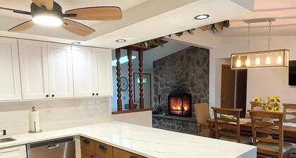 Cozy Pocono House, Game Room, Community Pool, Privacy, Camelback, Ski