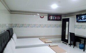 Triple Room | Free WiFi, bed sheets - Ark Hotel Melawati (Taman Melawati)