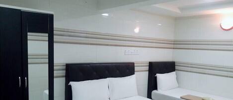 Triple Room | Free WiFi, bed sheets