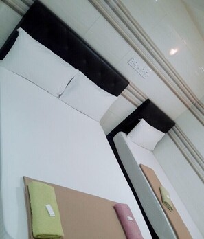 Triple Room | Free WiFi, bed sheets - Ark Hotel Melawati (Taman Melawati)