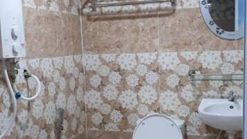 Dusj, toalettartikler (inkludert), hårføner og håndklær