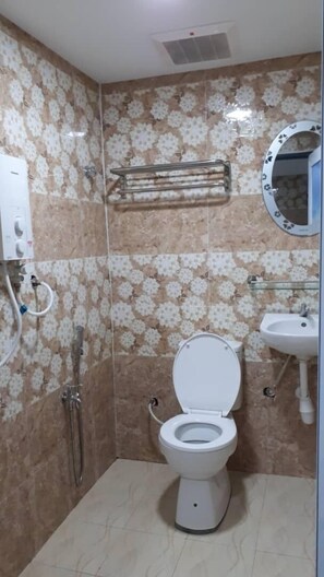 Dutxa, articles de tocador gratuïts, assecador de cabells i tovalloles