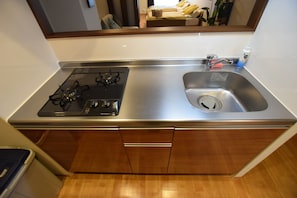 Apartemen, 1 kamar tidur ( 202 ) | Dapur kecil pribadi | Lemari es, microwave, kompor, dan ketel listrik