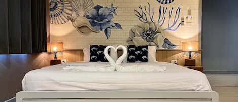 Deluxe tweepersoonskamer | Een kluis op de kamer, verduisterende gordijnen, gratis wifi