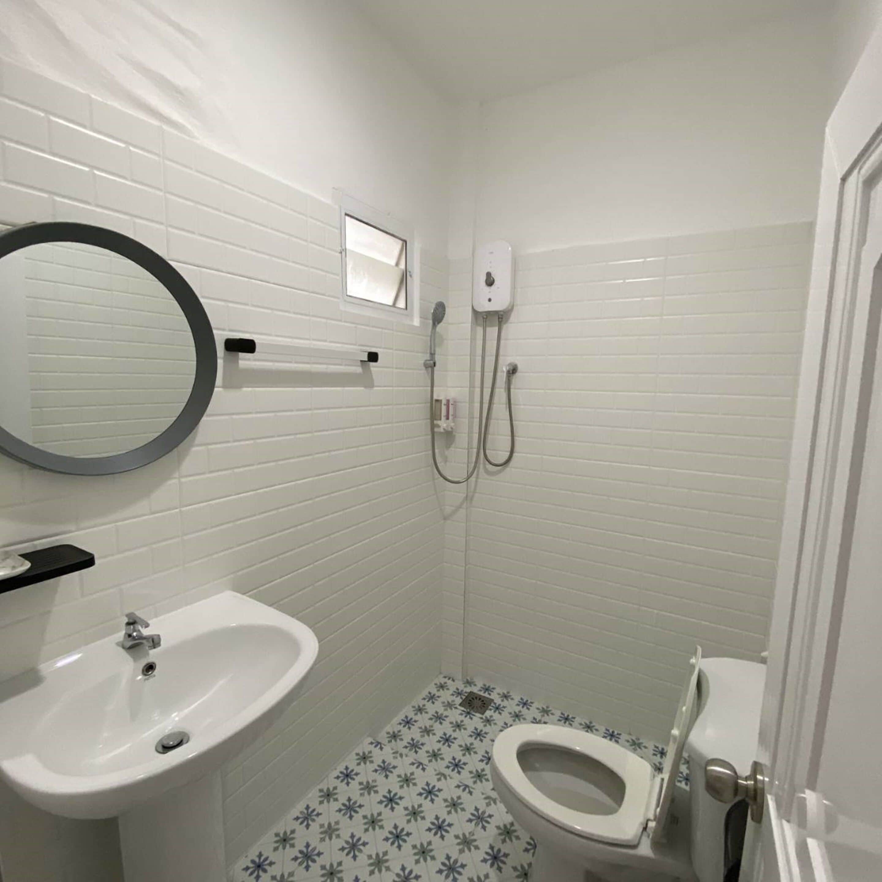 shower, free toiletries, slippers, towels