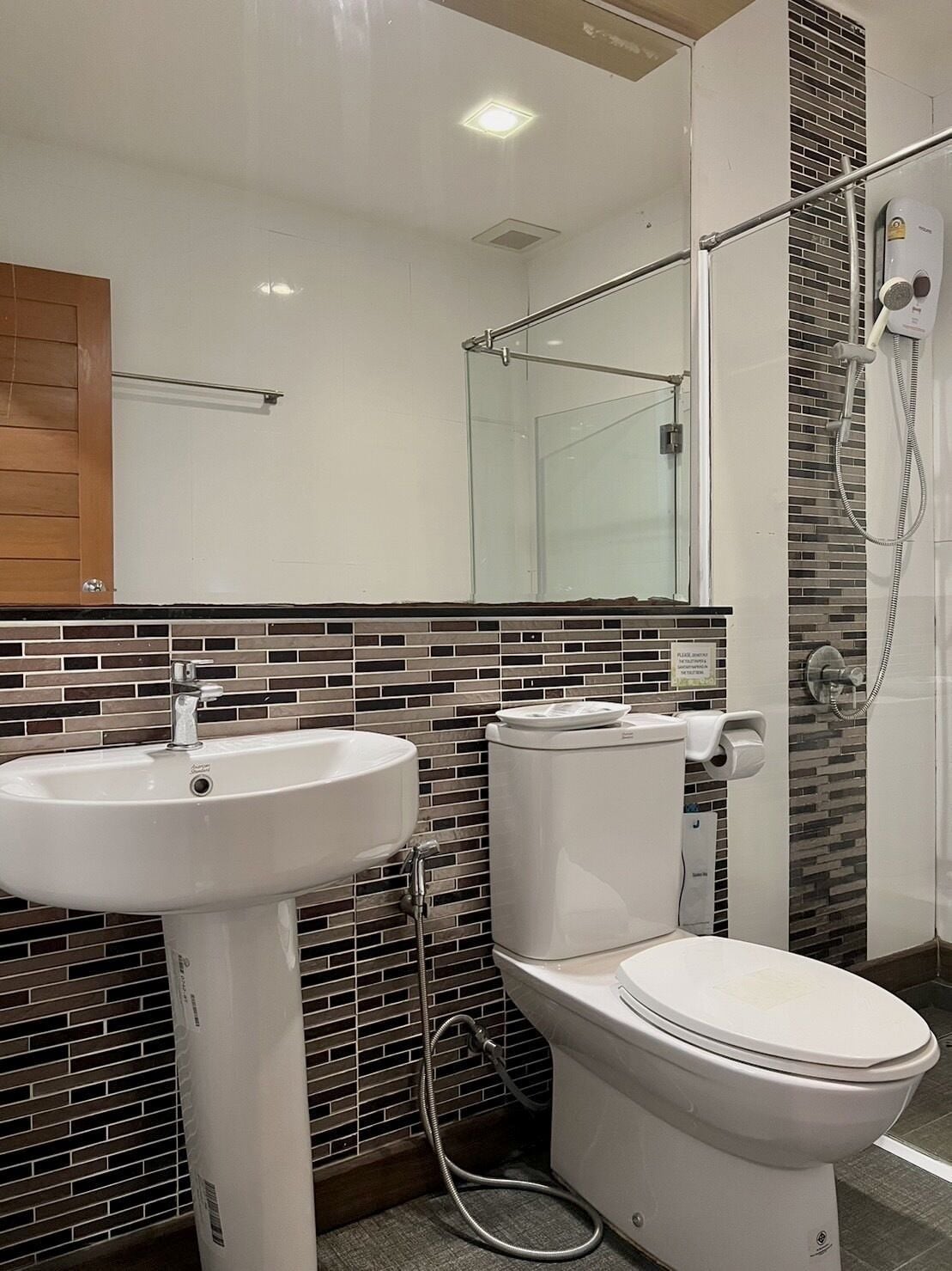 deluxe twin room | bathroom | shower, free toiletries, slippers, towels