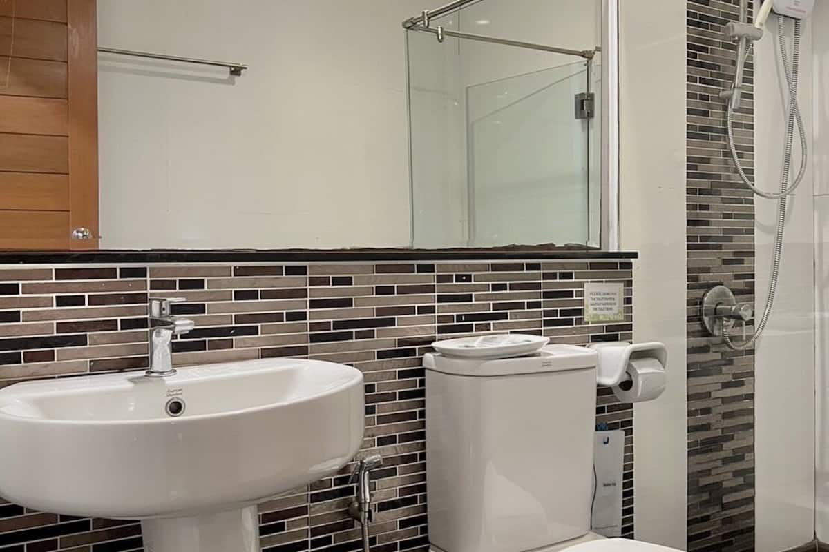 deluxe twin room | bathroom | shower, free toiletries, slippers, towels