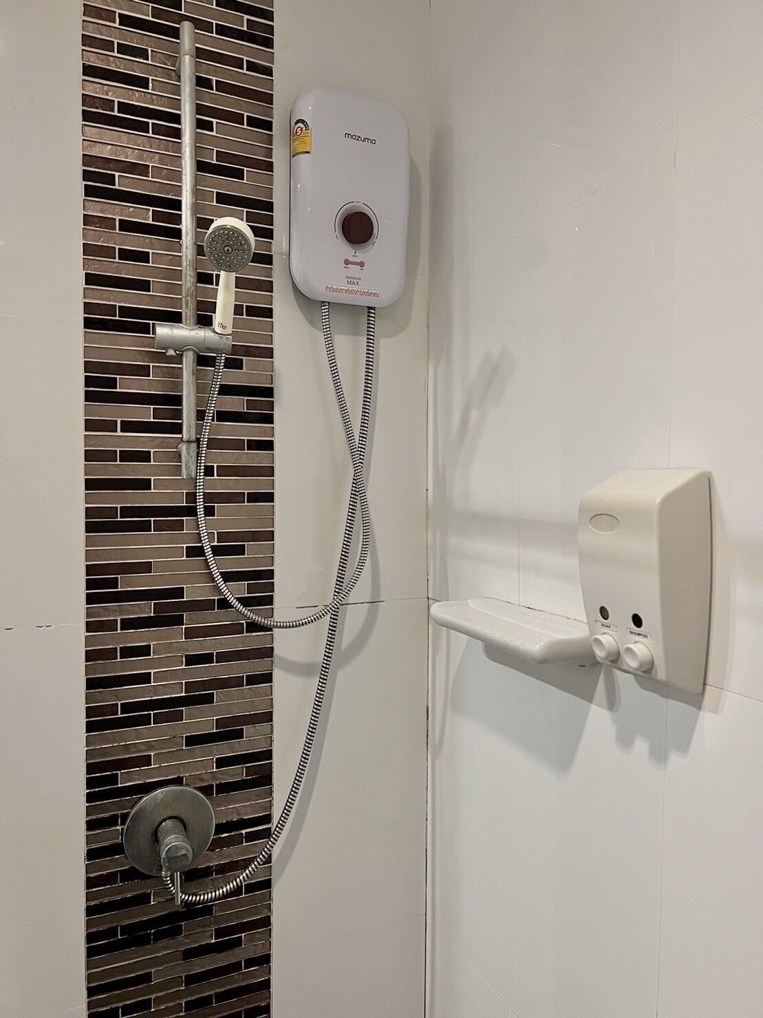 deluxe twin room | bathroom | shower, free toiletries, slippers, towels