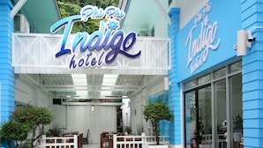 Exterior del hotel Phi Phi Indago, con un área de estar cubierta al aire libre y vista despejada de la entrada.