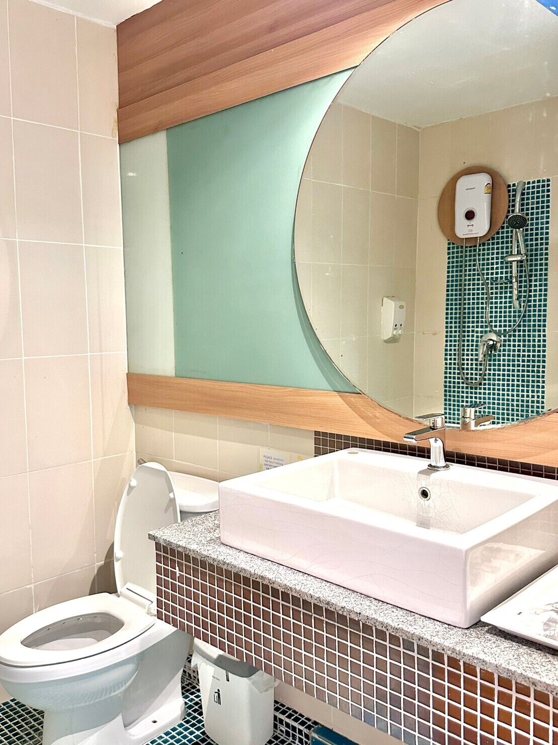 deluxe double room | bathroom | shower, free toiletries, slippers, towels