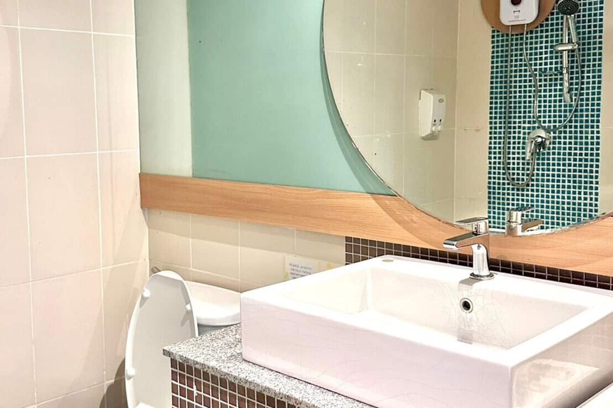 deluxe double room | bathroom | shower, free toiletries, slippers, towels
