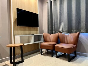 Deluxe Double Room | Living area | TV - Phi Phi Indigo hotel (Ko Phi Phi)
