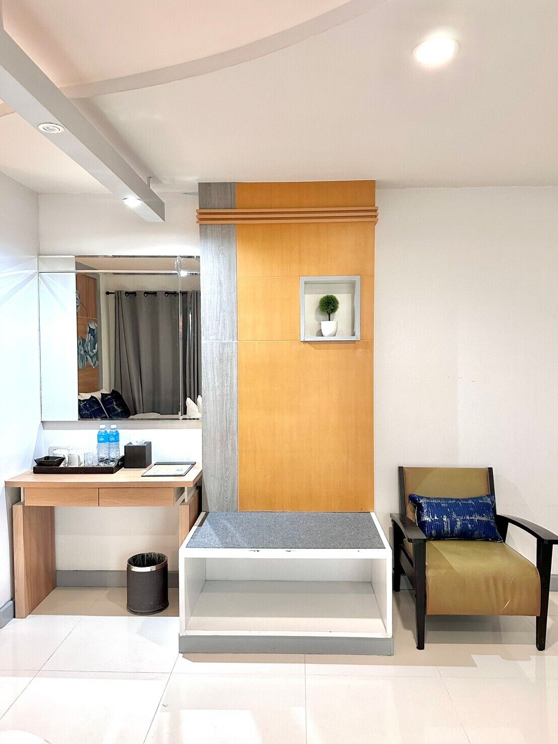 deluxe double room | living area | tv