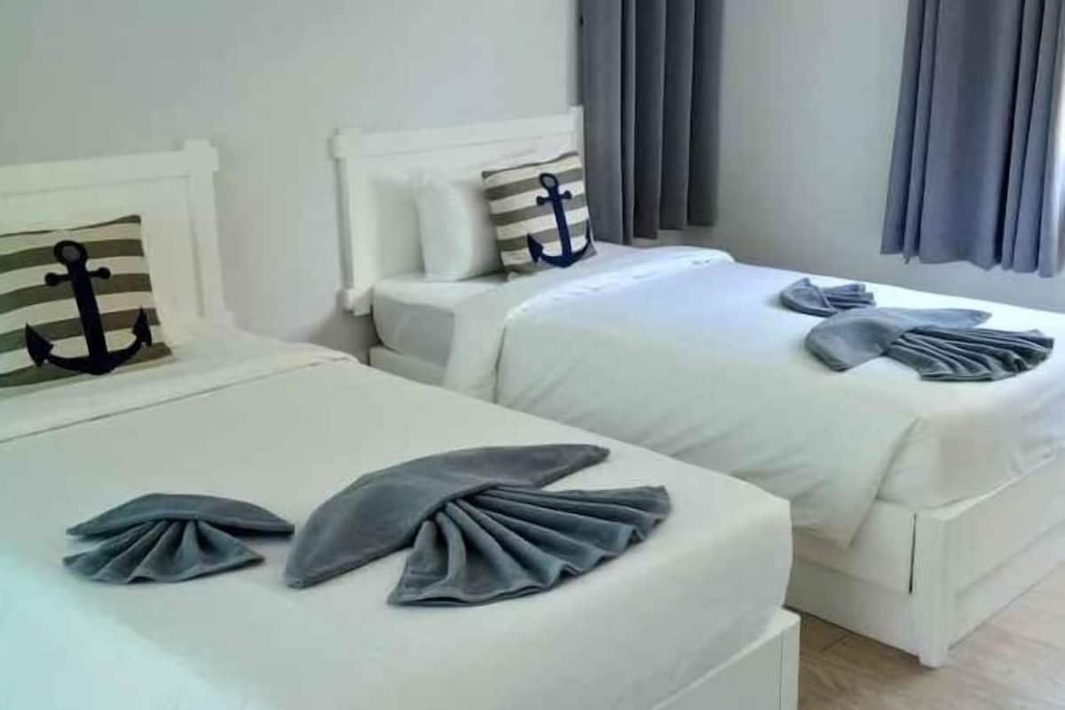 In-room safe, blackout drapes, free WiFi