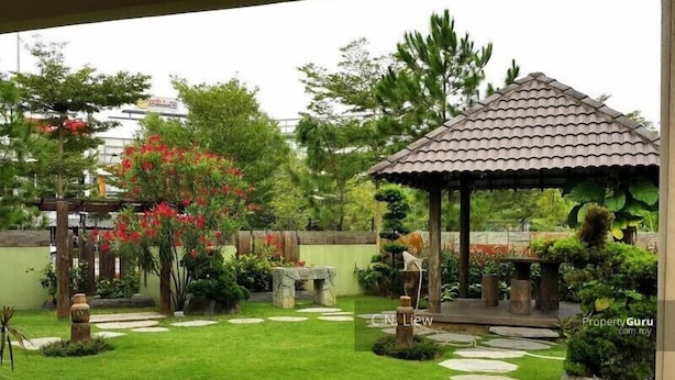 Un jardín cuidado con un pabellón, senderos de piedra y diversas plantas.