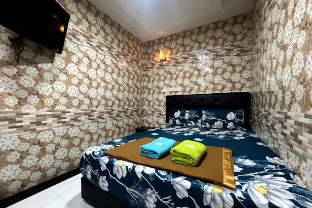 WiFi (free), bed sheets