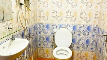 Phòng 3 | Phòng tắm | Buồng tắm vòi sen, đồ dùng nhà tắm miễn phí, máy sấy tóc, khăn tắm