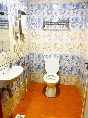 Trippelrum | Badrum | Dusch, gratis toalettartiklar, hårtork och handdukar