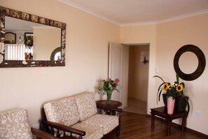 ห้องคอมฟอร์ทดับเบิล, ปลอดบุหรี่, วิวทะเล | บริเวณนั่งเล่น | ทีวีจอแบน 90 ซม. พร้อมช่องทีวีพรีเมียม, ทีวี, แท่นต่อ iPod