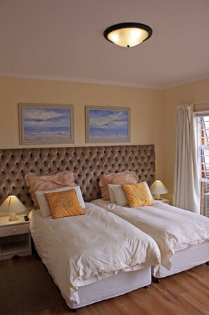 ห้องลักซ์ชัวรี่ทวิน (Room 2) | เครื่องนอนระดับพร�ีเมียม, ผ้านวมขนเป็ด, ตู้นิรภัยในห้องพัก