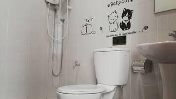 Rumah Keluarga | Kamar mandi | Shower, pengering rambut, dan kloset
