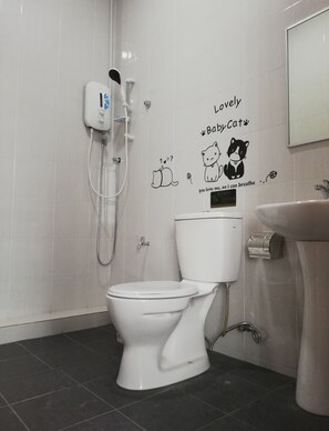 Family House | Bathroom | Shower, hair dryer, bidet - Ray'S Homestay (Sibu)