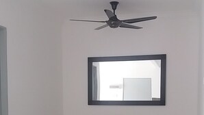 A spacious room with a ceiling fan, a large mirror, and a wooden bench. - Kasa Heights Homestay (Alor Gajah)