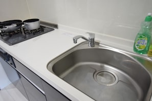 Apartment ( 201 ) | Private kitchenette | Fridge, microwave, stovetop, electric kettle - MT House Bentencho (Osaka)