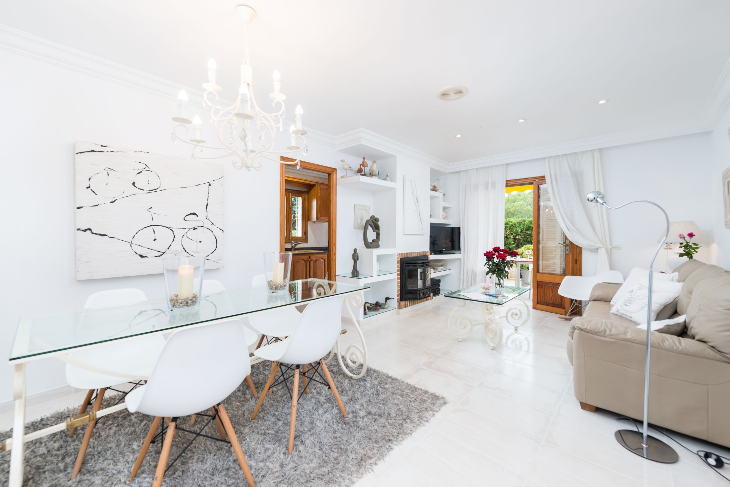 Una televisión, una chimenea, un reproductor de DVD