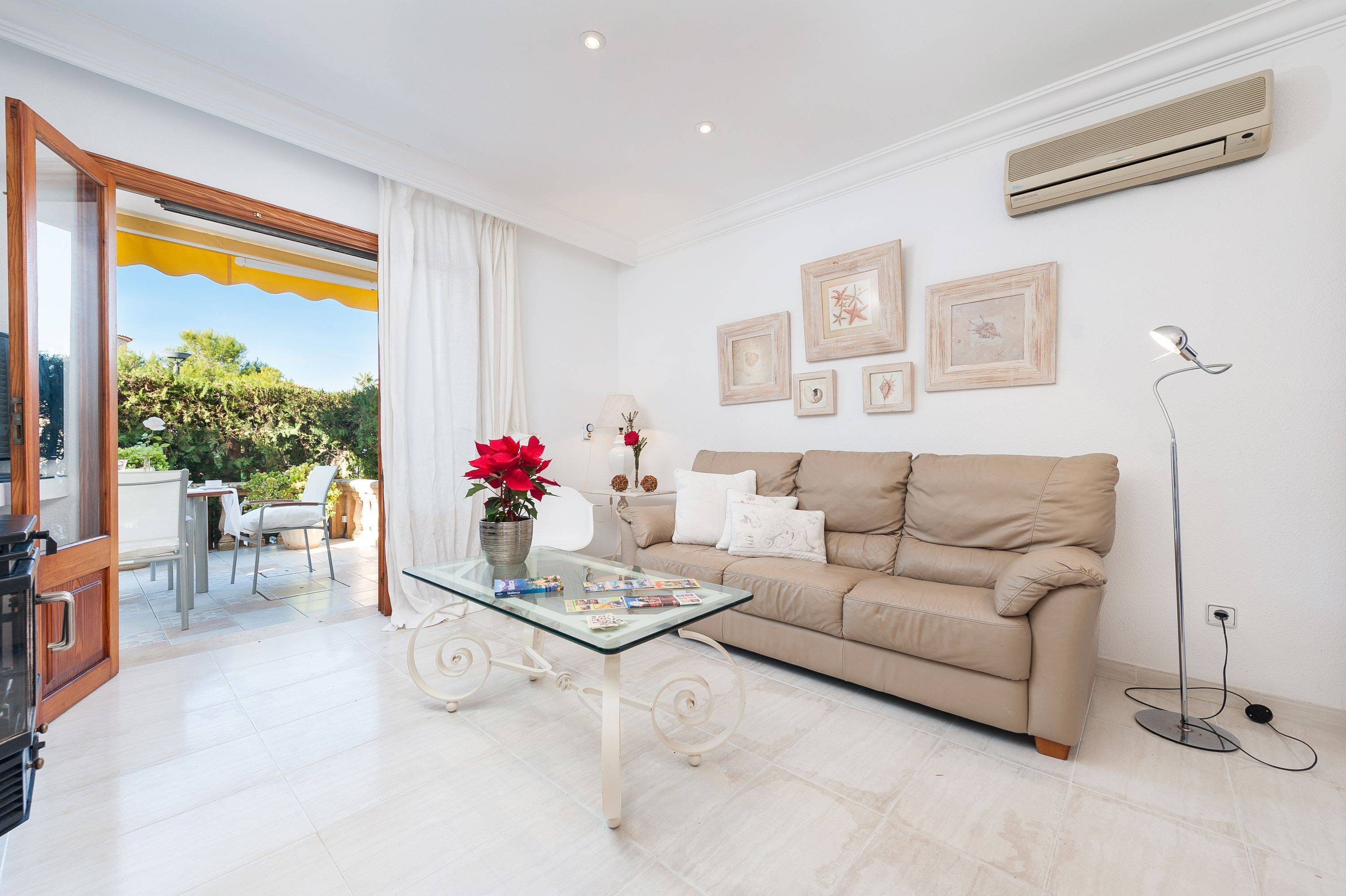 Una televisión, una chimenea, un reproductor de DVD