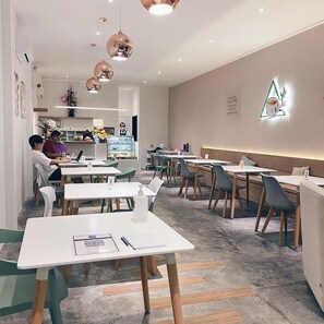 供应早餐、午餐和晚餐