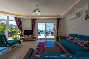 Villa, 2 Schlafzimmer | Wohnbereich | Plasmafernseher