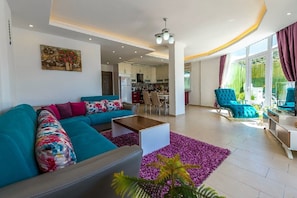 Villa, 2 Schlafzimmer | Wohnbereich | Plasmafernseher