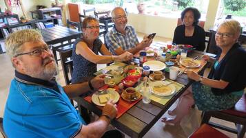 Café da manhã completo todos os dias mediante uma taxa