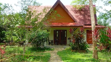 Family Bungalow | 2 bedrooms, free WiFi, bed sheets