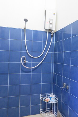 Family Bungalow | Bathroom | Shower, free toiletries, towels, soap - Manora Garden B & B (Phang Nga)