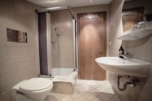 Dusche, Haartrockner, Handtücher