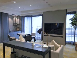 Premier Studio Suite, 1 King Bed, Non Smoking | Living room